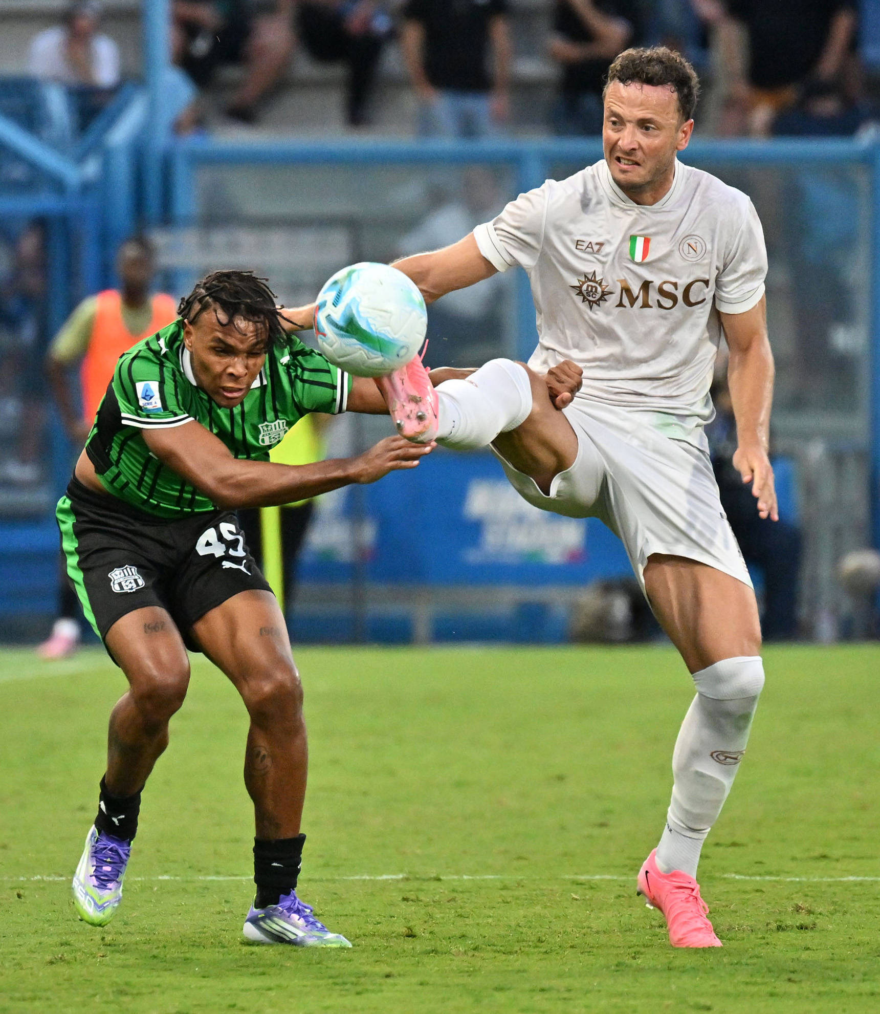 足球比赛悬念丛生,胜负难料 足球比赛悬念丛生,胜负难料